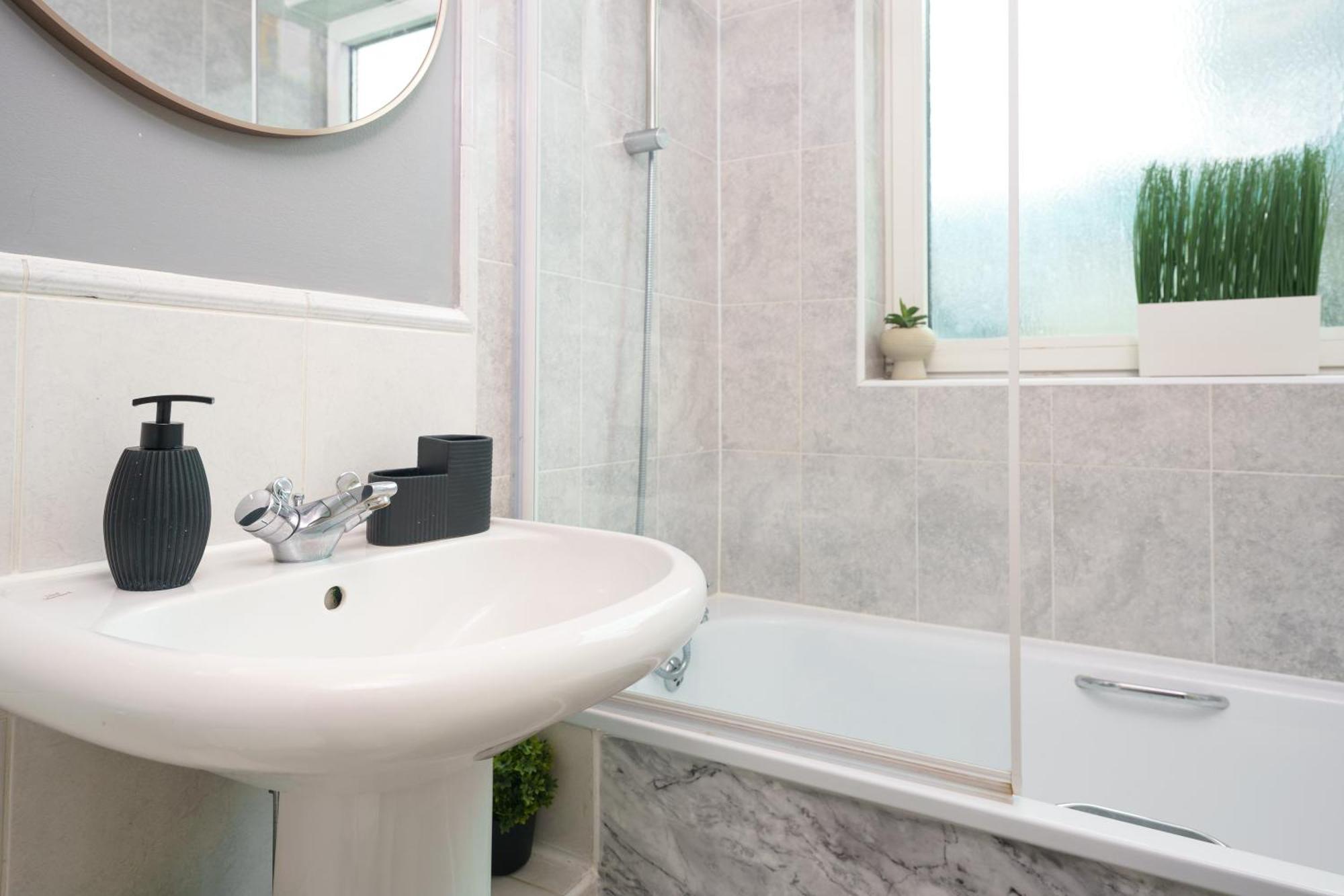 St George Thames Apartment Лондон Екстер'єр фото